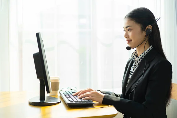 Friendly Asian Entrepreneur Call Center Mujer Negocios Feliz Emocionada Usando —  Fotos de Stock