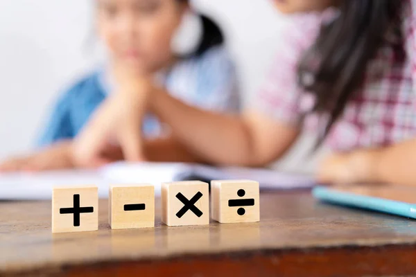 Maestra Está Enseñando Una Chica Asiática Están Aprendiendo Matemáticas Signos — Foto de Stock