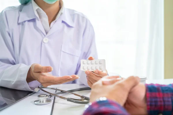 Doctor Paciente Discutiendo Algo Mientras Están Sentados Mesa Concepto Medicina — Foto de Stock