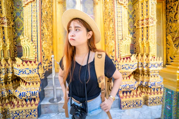 Mulheres Asiáticas Bonito Carregando Mochilas Câmeras Ela Está Viajando Templo — Fotografia de Stock