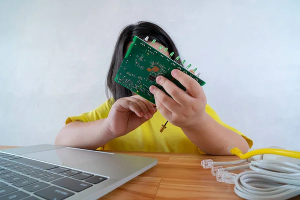 Una Ragazza Asiatica Che Utilizza Computer Portatile Mentre Assembla Robot — Foto Stock