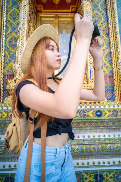 Tirando Conceito Fotografia Mulheres Asiáticas Bonito Carregando Mochilas Câmeras Ela — Fotografia de Stock