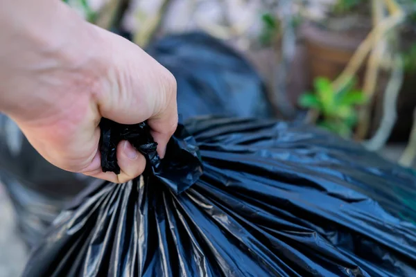 Delikanlı Çöpü Siyah Plastik Torbayla Atıyor Organize Edilmiş Bir Yere — Stok fotoğraf