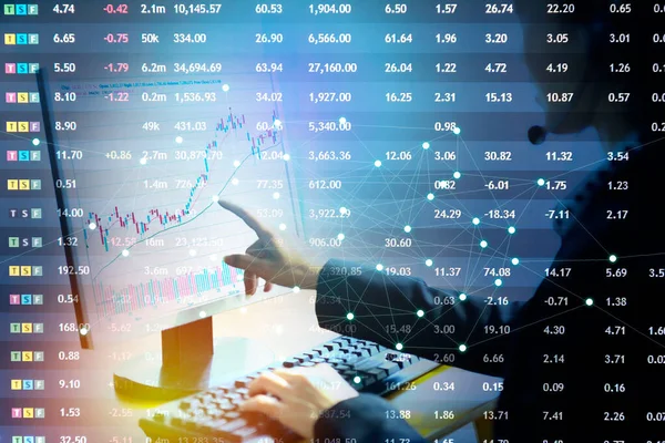 Jonge Vrouw Werken Nachts Modern Kantoor Technische Prijs Grafiek Indicator — Stockfoto