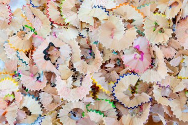 Kalem kabuğu eğitimi konsepti. Kalemi saran ağaç kabuğu çıkarıldı. Zigzag tarzıyla örtüşen çeşitli renkler var..