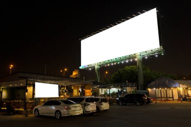 Açık hava reklam afişi için boş ilan panosu ya da gece reklam için boş ilan panosu.
