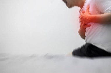 Akut ağrıdan göğsünü tutan bir adam. Kalp krizi semptomları, sağlık ve tıbbi konsept..