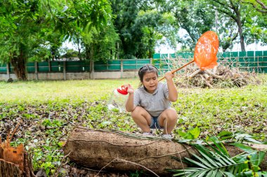 Asyalı bir kız, geniş bir dünyada maceralar yaşıyor. Bir böcek avcısıyla birlikte bilinmeyen bir böcek hayvanından korkuyordu..
