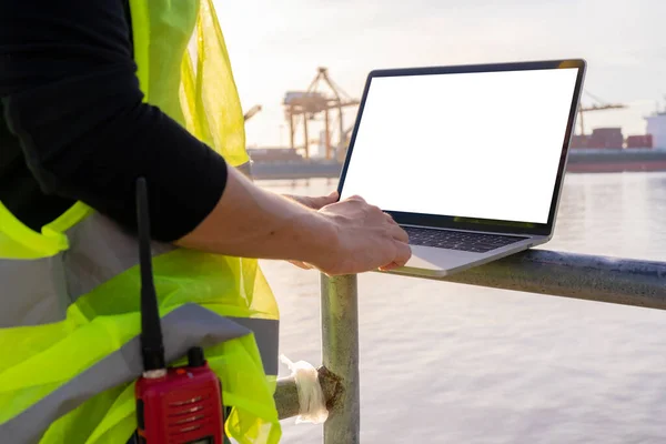 Ingenjör Använder Surfplatta För Att Arbeta Hon Vid Skeppsvarvet Använd — Stockfoto