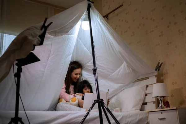 Asia Family Mother Reading Children Book Tent Playroom Home — Stock Photo, Image