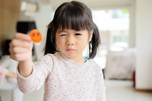 Egy Aranyos Kis Ázsiai Lány Játssz Boldogan Házban — Stock Fotó