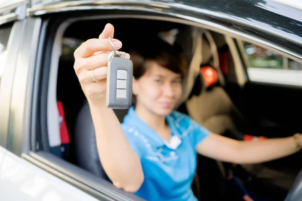 Eine Frau Die Froh Ist Ein Neues Auto Gekauft Haben — Stockfoto