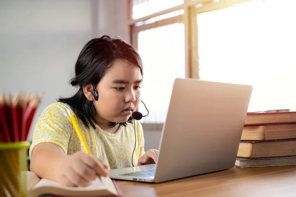 Una Ragazza Asiatica Sta Studiando Online Concetto Istruzione Con Computer — Foto Stock