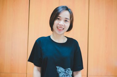 Asyalı kadın mutlu bir şekilde gülümsedi olumlu haber ya da doğum günü hediyesi için sevindi. Eğlenceli ve büyüleyici bir gülümsemeyle kameraya bak. Kızıl kız, öğrenciler okuldan sonra evde dinlenir.