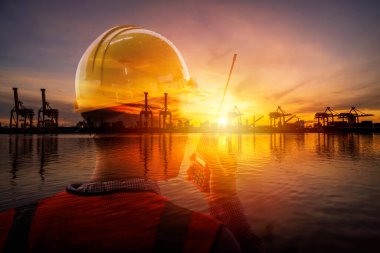 Mühendisler telsiz iletişimini iş emri, yük vinci ve liman geçmişi için kullanıyorlar..