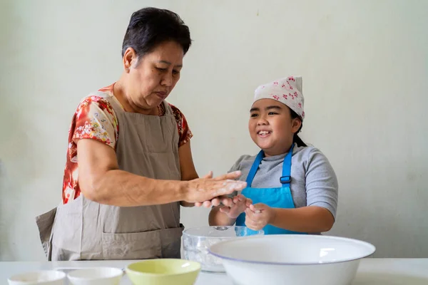 Asian Girl Her Grandmother Helping Each Other Make Sweets — Stock Photo, Image