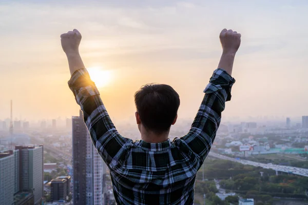 Homem Negócios Asiático Num Edifício Alto Expressando Orgulho Experimentar Sucesso — Fotografia de Stock