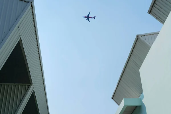 Büro Mit Blauem Himmel Firmengebäude Der Stadt Das Flugzeug Fliegt — Stockfoto