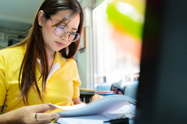 Las Mujeres Negocios Están Analizando Datos Negocios Con Una Gran —  Fotos de Stock