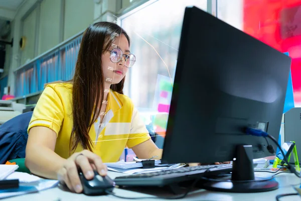Las Mujeres Negocios Están Usando Computadoras Para Analizar Datos Negocios —  Fotos de Stock