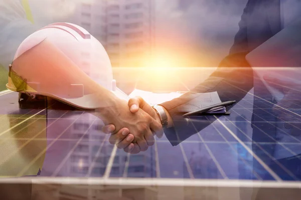 Geschäftsleute Tun Sich Mit Ingenieuren Zusammen Ein Investitionsgeschäft Für Solarenergie — Stockfoto