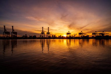 Arka planda lojistik ağ dağılımı. Dünya çapında hızlı ya da anlık nakliye kavramı için konteyner kargo gemisinin önündeki lojistik ve ulaşım konsepti, çevrimiçi mal siparişleri