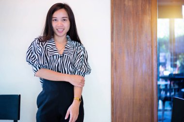 Eğlenceli ve büyüleyici bir gülümsemeyle kameraya bak. Mutlu bir şekilde gülümseyen Asyalı kadın olumlu haber ya da doğum günü hediyesine sevindi.