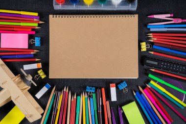 Üst görünüm, okul eğitimi ekipmanları, cetvel, kalem, kalem, defter, uçak modeli, kopyalama alanı arka planı