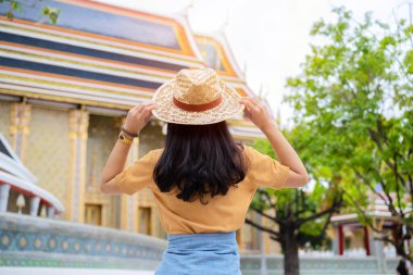 Seyahat konsepti. Tayland, Bangkok 'taki Tayland tapınaklarını gezen Asyalı kadın turistler