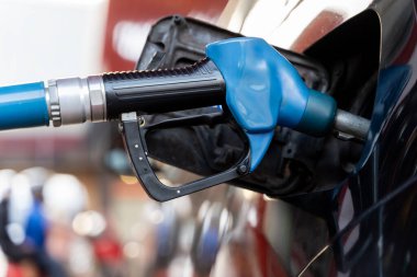 Araç deposunu dolduran bir yakıt hortumunun kesilmiş resmi. Benzin istasyonunda yakıt ikmali. Benzin pompası istasyonda. Benzin istasyonunda benzin dolduruyorum..