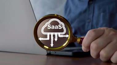 Modern SaaS yazılımı, büyüteç ve bulut hesaplama simgelerine sahip, dijital yenilikleri gösteren, çevrimiçi teknoloji çözümleri, büyük veriler, analitik ve iş dönüşümlerini gösteren bir hizmet kavramı.