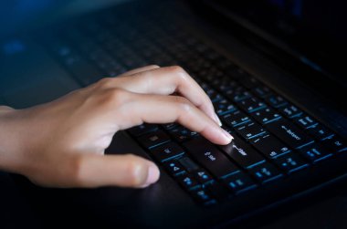 Bilgisayarda düğmesine enter tuşuna basın. iş iletişim ağ Dünya Haritası göndermek mesaj Bağlan dünya çapında el klavye