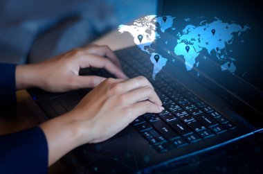 Bilgisayarda düğmesine enter tuşuna basın. Dünya harita gönder ileti Bağlan dünya çapında el klavye iletişim Ağ Haritası dünya mavi harita koyu mavi arka plan harita dünya küresel lojistik ağı iş lojistik iletişim ağ