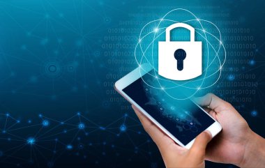Kilidi akıllı telefon kilit Internet telefon el iş adamları Internet iletişim kurmak için telefon tuşuna basın. Siber güvenlik kavramı el koruma ağ kilit simgesi ile sanal ekranlar boşluk koymak mesaj mavi sesi