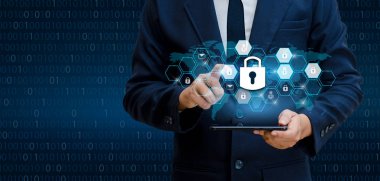 Kilidi akıllı telefon kilit Internet telefon el iş adamları Internet iletişim kurmak için telefon tuşuna basın. Siber güvenlik kavramı el koruma ağ kilit simgesi ile sanal ekranlar boşluk koymak mesaj mavi sesi