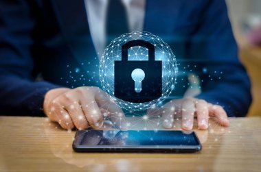 Kilidi akıllı telefon kilit Internet telefon el iş adamları Internet iletişim kurmak için telefon tuşuna basın. Siber güvenlik kavramı el koruma ağ kilit simgesi ile sanal ekranlar boşluk koymak mesaj mavi sesi