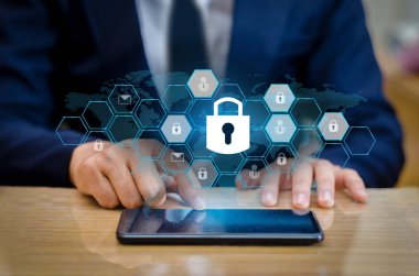 Kilidi akıllı telefon kilit Internet telefon el iş adamları Internet iletişim kurmak için telefon tuşuna basın. Siber güvenlik kavramı el koruma ağ kilit simgesi ile sanal ekranlar boşluk koymak mesaj mavi sesi