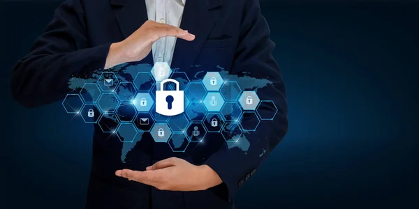 bir işadamı siber korumak için kalkan kalkan elinde kilitleyin. Alan giriş verileri veri güvenlik iş Internet kavramı. Dünya harita kilidi önlemek el bilgilerinin güvenliğini sağlamak