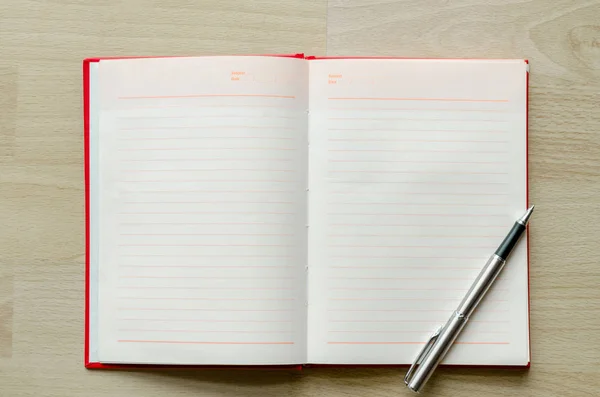 空白笔记本与钢笔在木桌文本输入区域 — 图库照片