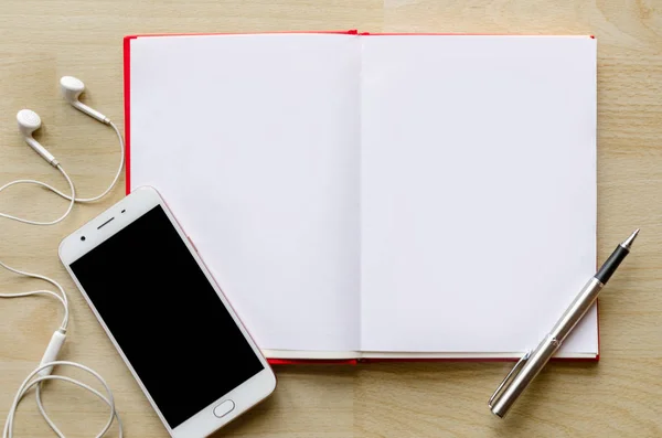 Leeres Notizbuch Mit Stift Auf Holztisch Und Armbanduhr Headset Moderner — Stockfoto