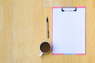 Lay paylamak Resepsiyon alanı alanı alanı metni girin. kahve fincanı kadar kalem not kağıdı yerleştirilmiş Beyaz ahşap üstten görünüm Resepsiyon tablo kopya alanı telefon smartphone ile en iyi manzaralı alay