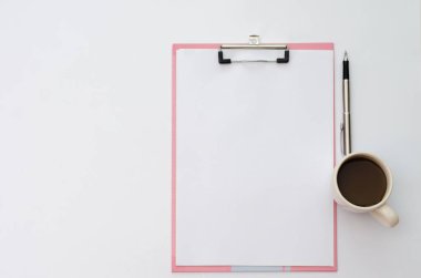 mockup kalem kahve bardağı, kulaklıklar Not yerleştirilmiş kağıt üzerinde ahşap bir Üstten Görünüm