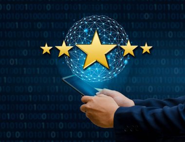 Kurumsal derecelendirme telefon tutucu dünya küresel ağ artırmak için beş yıldız işaret eden iş adamları