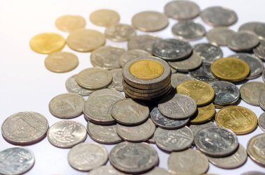 Beyaz arka plan üzerinde beyaz bir arka plan üzerinde para yığınları izole yansıması ile grafikler Tayland Bahtı para, sikke, yükselen gümüş ve altın sikkeler