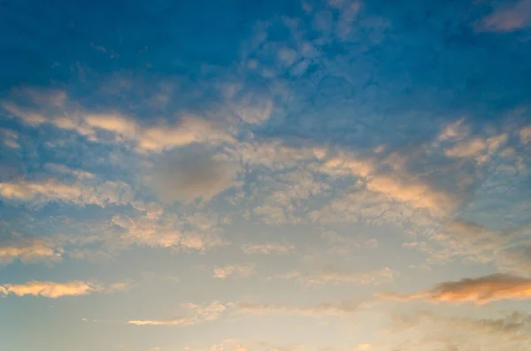 Van Egy Arany Fény Horizont Alatt Drámai Eget Felhő Naplementét — Stock Fotó