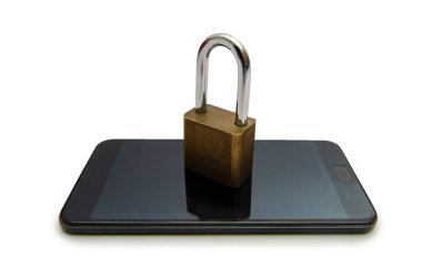 Kilitli değil akıllı telefon kilit Internet telefon yandan basın Internet iletişim kurmak için telefon yalıtmak. Siber güvenlik kavramı el koruma ağ kilit simgesi ve sanal ekranlar ile
