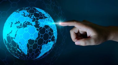 Bir işadamı ağ teknolojisi ve iletişim alanı giriş verileri elinde dünya harita