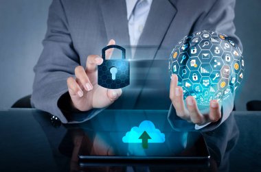 Kilidi akıllı telefon kilit Internet telefon yandan basın Internet iletişim kurmak için telefon. Siber güvenlik kavramı kilit simgesi ve sanal ekran mesaj koymak yer koruma ağla el