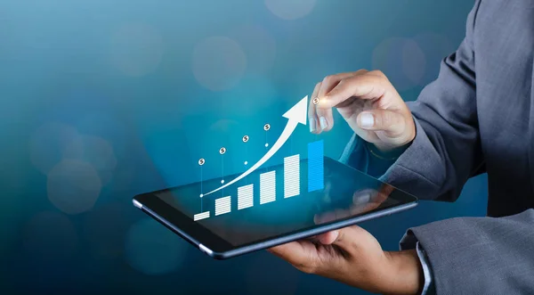 Grafiği finansal büyüme global iletişim ikili akıllı telefonlar ve dünya Internet iş adamları basın Internet hisse senedi grafiği Researching process.business takım çalışma başlangıç modern ofis dizüstü küresel strateji iletişim kurmak için telefon VI