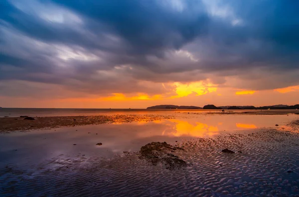Plaj deniz akşam Ao Nang Krabi, Tayland bulutlu